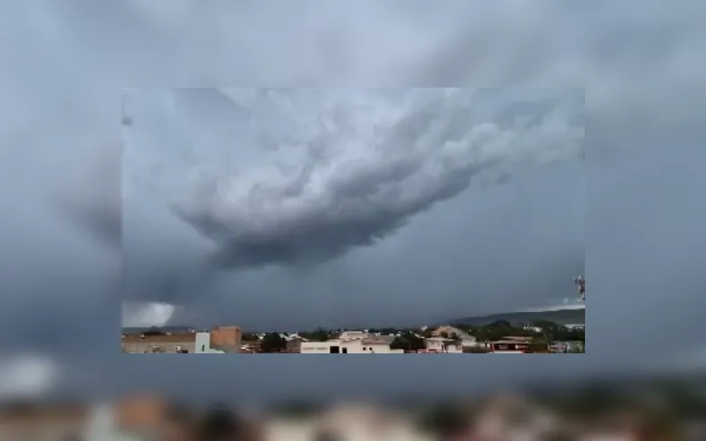 Ventania provoca redemoinho no oeste da Bahia; veja - Imagem