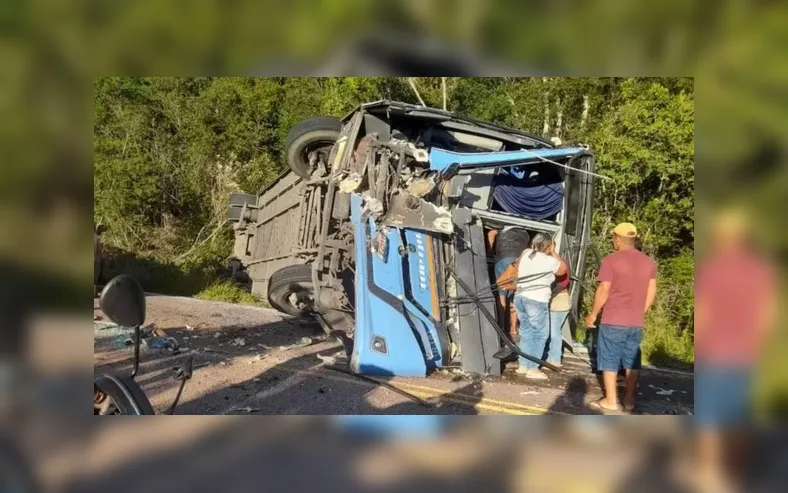 Acidente entre ônibus e caminhão deixa dois mortos e 22 feridos na Bahia - Imagem