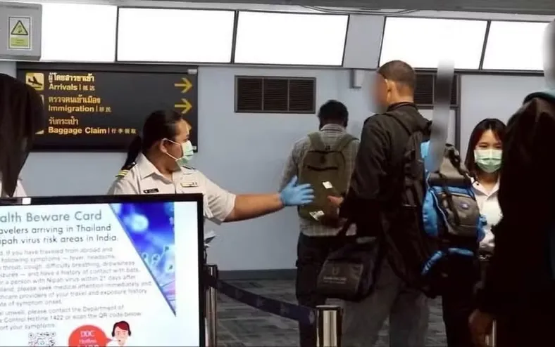 Aeroportos da Ásia retomam protocolos da Covid após surto de vírus - Imagem