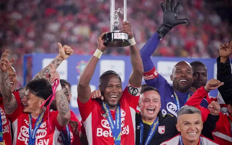 Aos 40 anos, ex-Bahia marca em final e ergue mais uma taça na Colômbia - Imagem