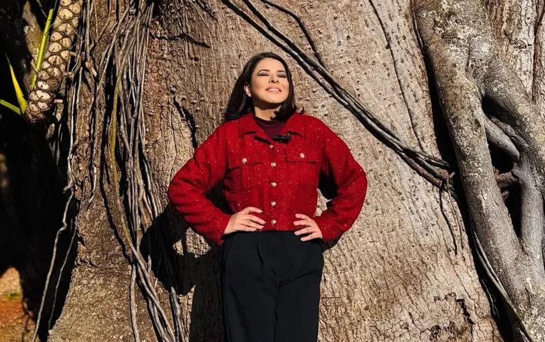 Apresentadora famosa choca web ao revelar que é adotada - Imagem