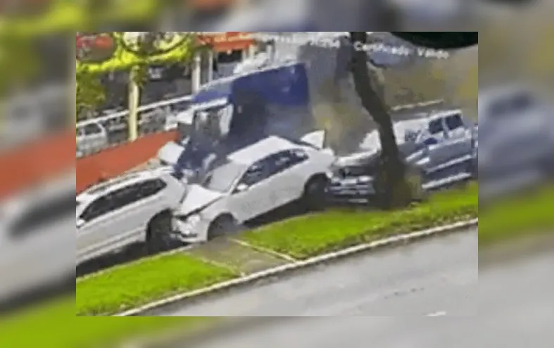 Carreta desgovernada atinge vários veículos; dez pessoas ficam feridas - Imagem