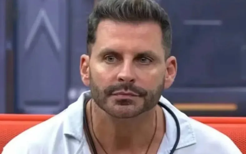 Como está Henri Castelli? Ator fala sobre crises convulsivas no BBB 26 - Imagem
