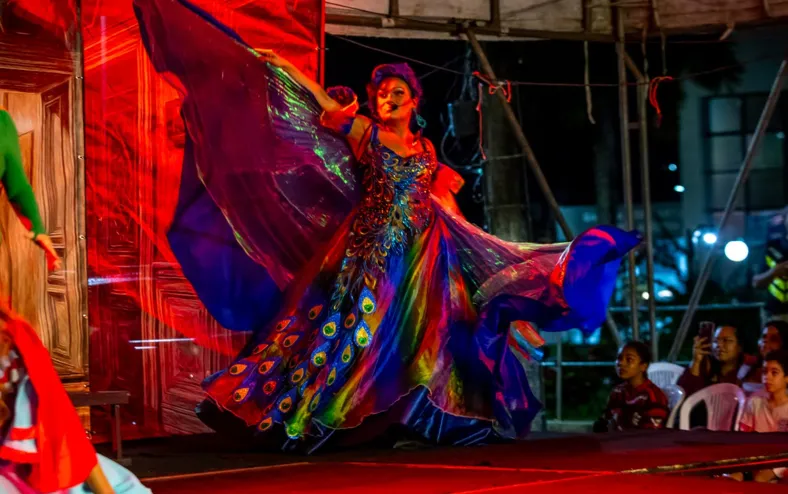 Conheça a personagem drag que ensina crianças sobre igualdade no teatro - Imagem