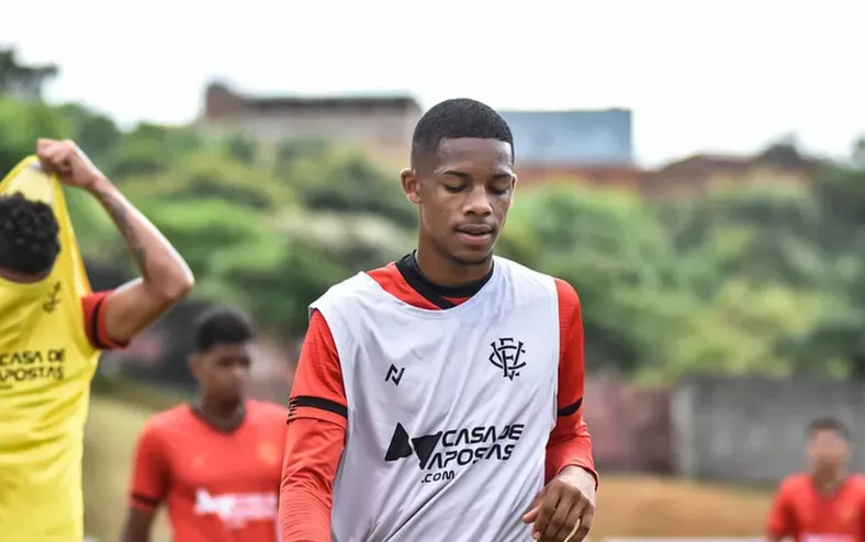Cria do Vitória brilha na Europa e renova com clube até 2030 - Imagem