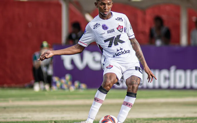 Edenilson garante estar "adaptado" para jogar na zaga ou meio-campo - Imagem