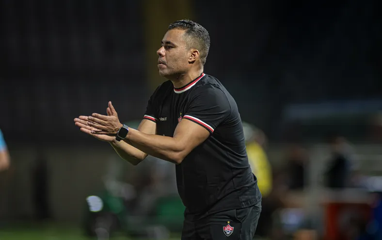 Jair Ventura critica postura do Vitória em goleada: "Faltou imposição" - Imagem