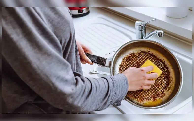 Limpar a frigideira com sal e batata funciona? Saiba a verdade - Imagem