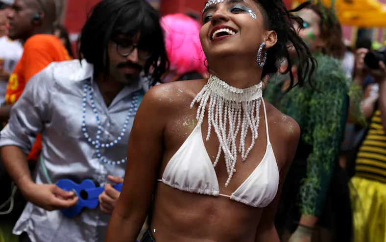 Maquiagem de Carnaval: dermatologista alerta para os perigos à pele - Imagem