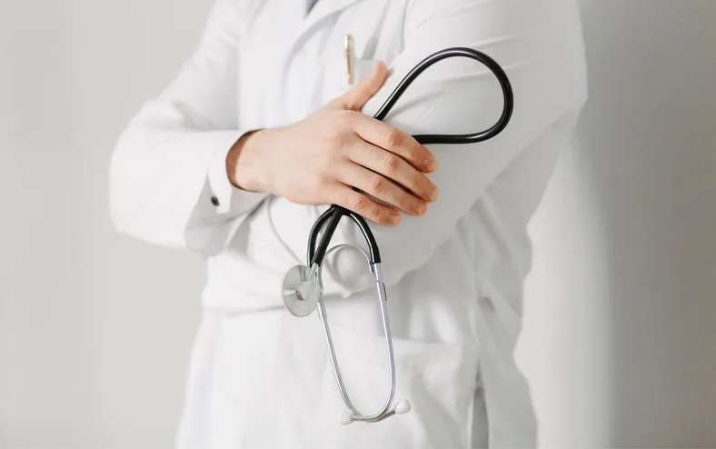 Médico é condenado após cometer xenofobia contra paciente baiano - Imagem