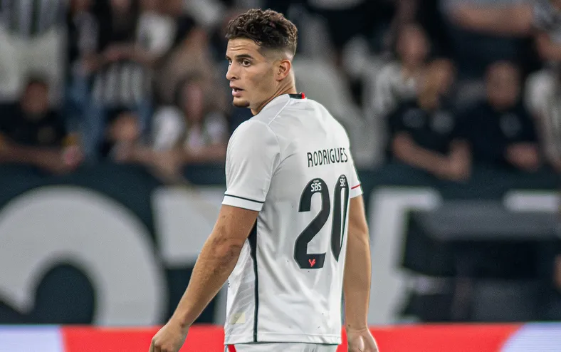 Meia português se aproxima de saída após quase não jogar pelo Vitória - Imagem