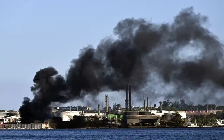 Refinaria de petróleo pega fogo em meio à crise energética em Cuba - Imagem