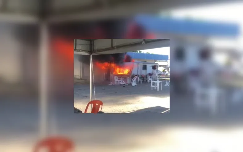 Vídeo: trailer pega fogo em área de motoristas por app no aeroporto - Imagem