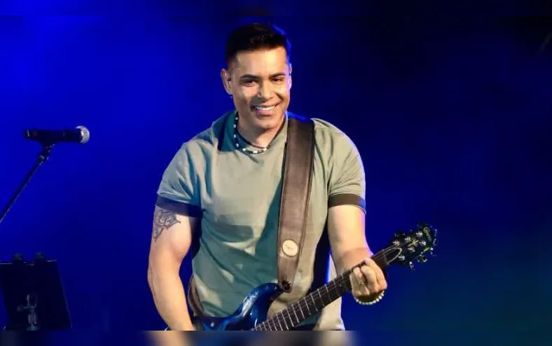 Vocalista da banda Chicabana fica ferido após carro capotar na Bahia - Imagem