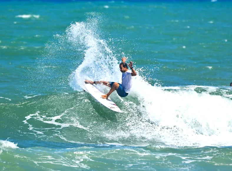 Bino Lopes vence e embola disputa no Tivoli Triple Crown Surf - Imagem