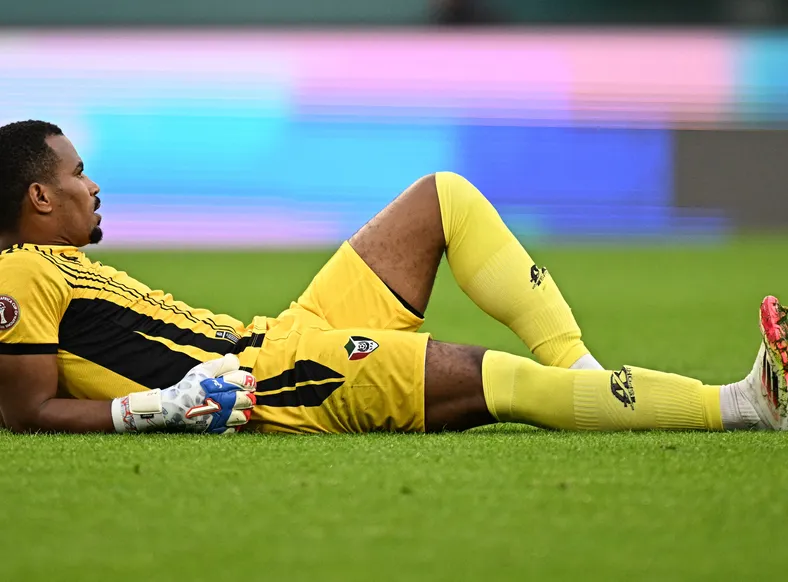 Goleiro cai desacordado, recebe atendimento e segue no jogo - Imagem