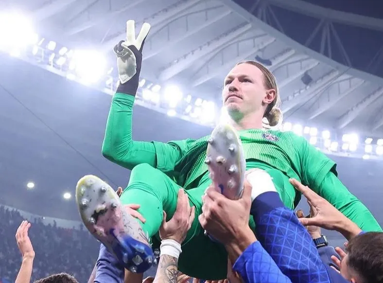 Goleiro do PSG defendeu dois pênaltis do Flamengo com a mão quebrada - Imagem