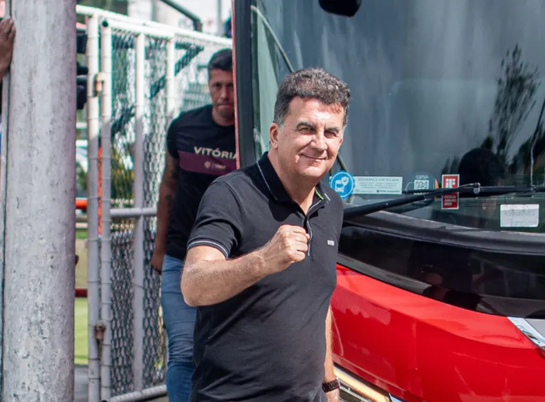 "Não acertamos": Fábio Mota expõe desgaste no Vitória após permanência - Imagem