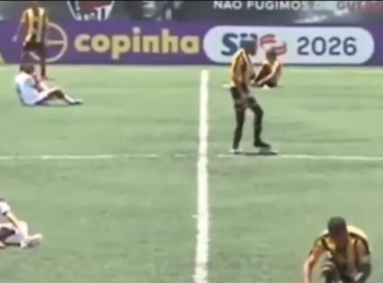 Vídeo: Copinha tem jogo interrompido após gramado "queimar" atletas - Imagem