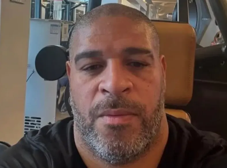 Adriano Imperador se revolta após a mãe sofrer golpe de R$ 15 mil - Imagem