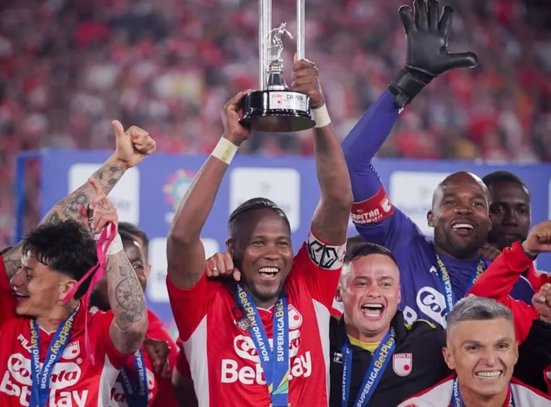 Aos 40 anos, ex-Bahia marca em final e ergue mais uma taça na Colômbia - Imagem