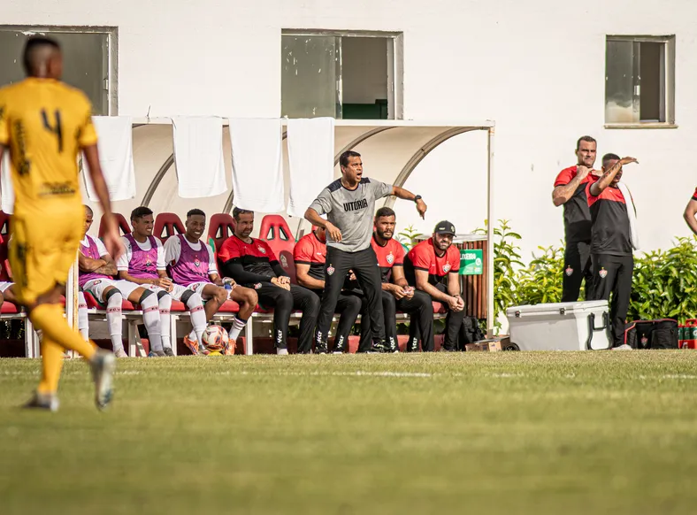 Chagas vê boa partida do Vitória e não condena Pablo por expulsão - Imagem