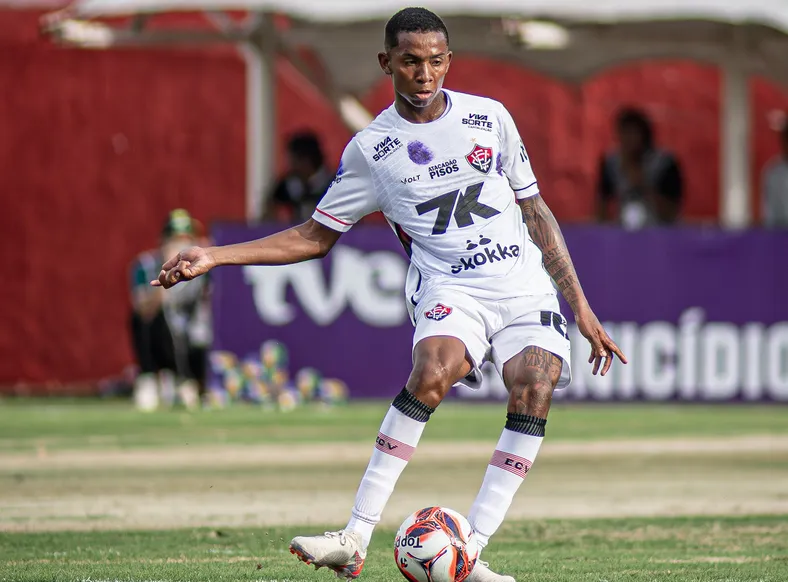 Edenilson garante estar "adaptado" para jogar na zaga ou meio-campo - Imagem