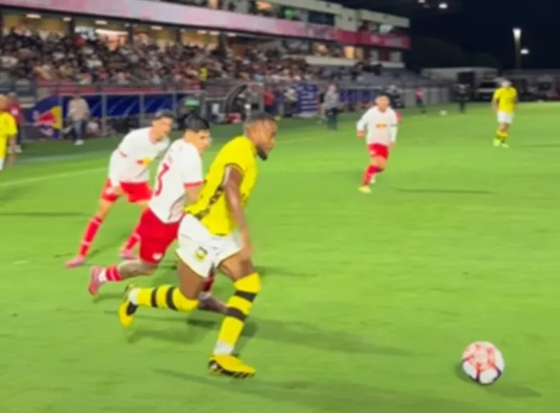 Ex-Bahia protagoniza lance bizarro e decide derrota no Paulistão - Imagem