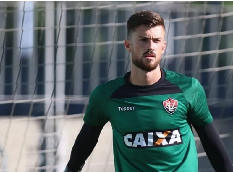 Ex-goleiro do Vitória marcado por Ba-Vi sofre gol do meio-campo - Imagem