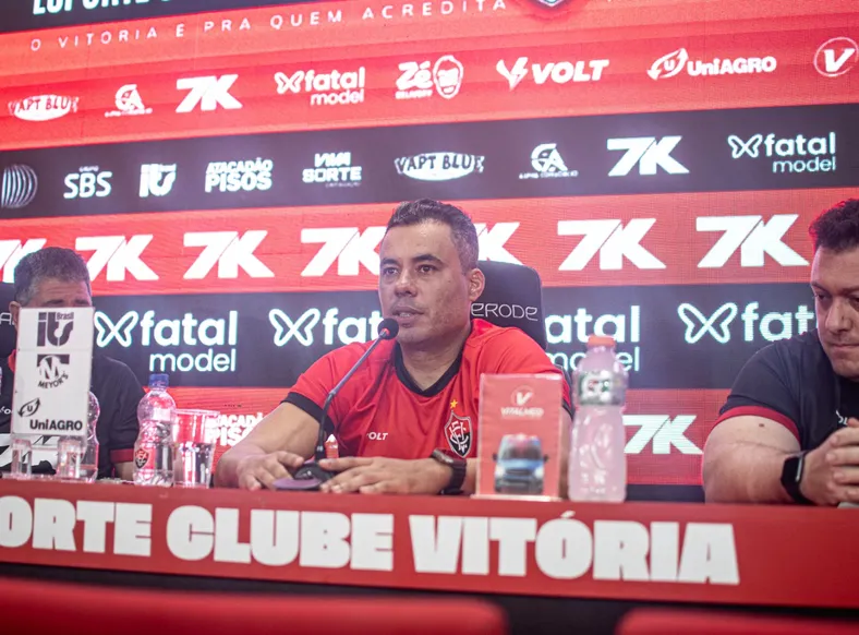 Jair Ventura cutuca Abel Ferreira e lamenta goleada: "Não adianta chorar e pedir jogador" - Imagem