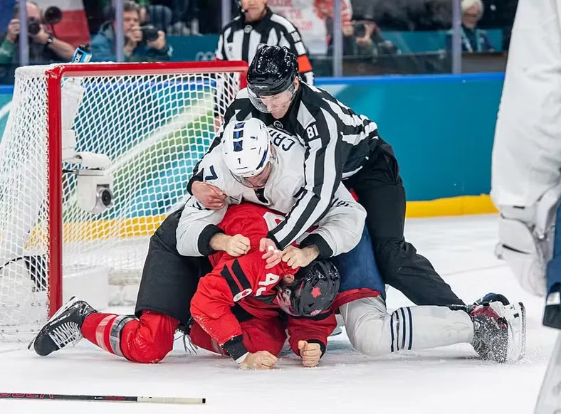 Jogadores trocam socos e são expulsos no final de França x Canadá - Imagem