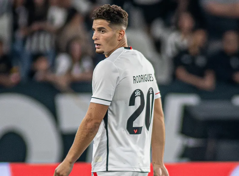 Meia português se aproxima de saída após quase não jogar pelo Vitória - Imagem