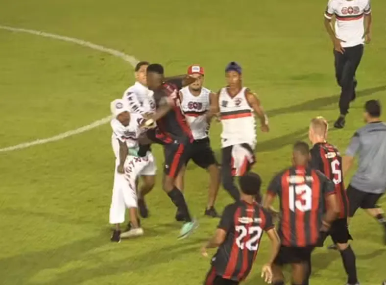 Torcida invade campo, agride atletas do próprio time e encerra partida - Imagem