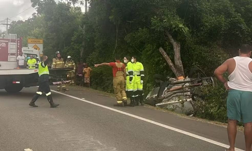 Duas pessoas morrem após carro bater em árvore e capotar na Bahia