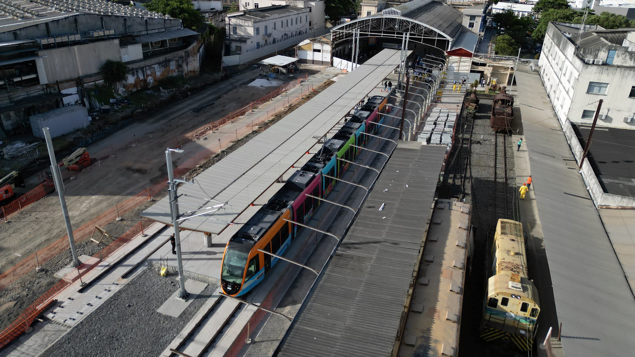 VLT de Salvador: Jerônimo inspeciona 3º trem e anuncia chegada de novos veículos