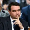 Ministro acusa Flávio Bolsonaro de entregar saúde do RJ às milícias - Imagem