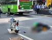 Mãe e filho de bicicleta elétrica morrem atropelados por ônibus - Imagem