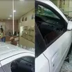 Carro desgovernado invade ótica e deixa mulher ferida na Bahia