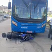 Motociclista invade via exclusiva e é atingido por ônibus do BRT em Salvador