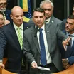 Vídeo: Filme sobre Bolsonaro gera bate-boca com Flávio no Congresso