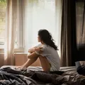 A dura verdade da psicologia sobre quem vive sem amigos imagem