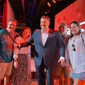 Acusado de transfobia, Ratinho recebe homenagem com estátua imagem