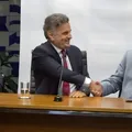Aécio articula e PSDB pode lançar Ciro Gomes ao Planalto imagem