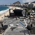 Ambulantes vendem sacos de areia para o show de Shakira; entenda imagem
