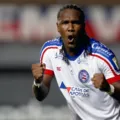 Aos 40 anos, ex-Bahia brilha com hat-trick e comanda goleada histórica imagem