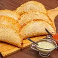 Apenas 2 ingredientes: aprenda a fazer massa de pastel econômica imagem
