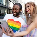 Aplicativos de namoro são usados para combater emboscadas contra LGBTs imagem