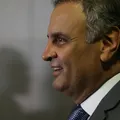 Após desgaste de Flávio, PSDB avalia lançar Aécio Neves à Presidência imagem