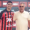 Atacante móvel e pronto pra estrear: Vitória apresenta Renê imagem