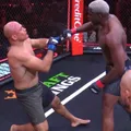 Atropelado! Lenda do UFC sofre nocaute avassalador em evento da Netflix imagem